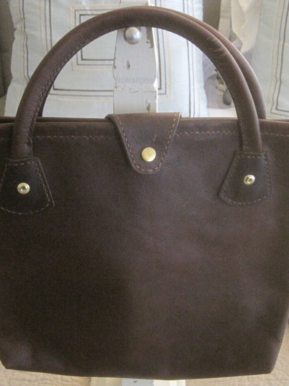 BROWN LEATHER TOP HANDLE AND CROSSBODY HANDBAG WITH GOLD HARDWARE